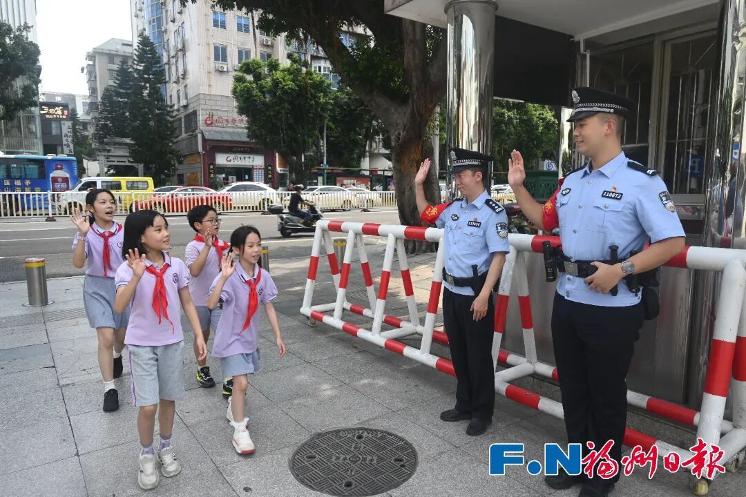 热血同频！这对警察父子，并肩守护福州这座城！