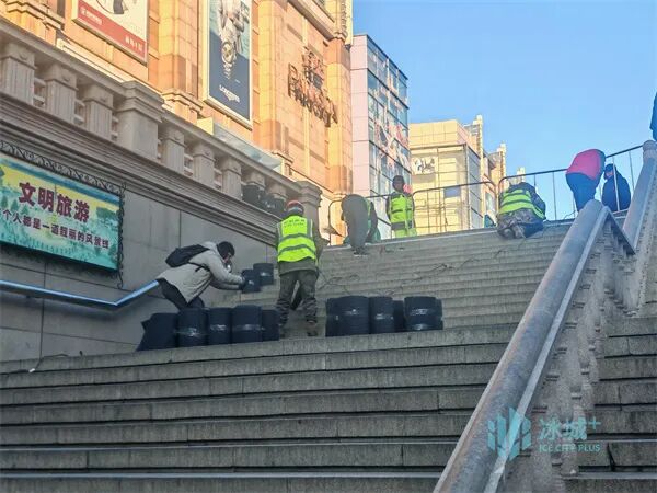 防滑地毯、保暖扶手套……哈尔滨中央大街暖心升级获游客点赞
