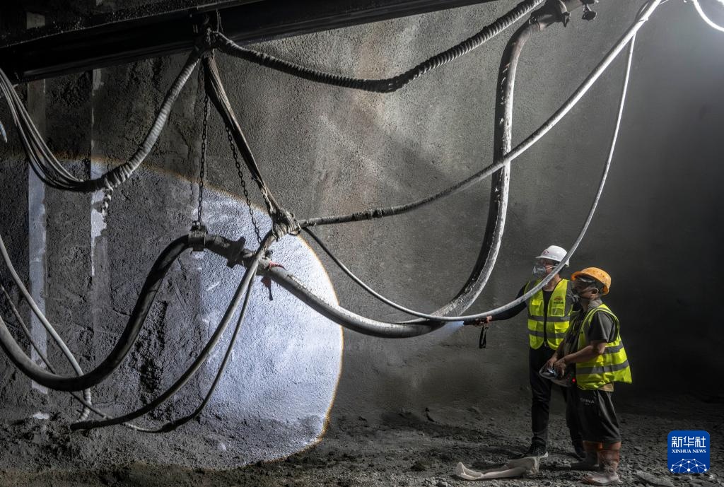 渝昆高铁最长隧道贯通