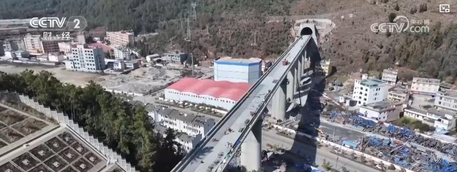 我国时速350公里高铁最长隧道贯通 渝昆行车时间将压至2.5小时 我国时速350公里高铁最长隧道贯通 渝昆行车时间将压至2.5小时