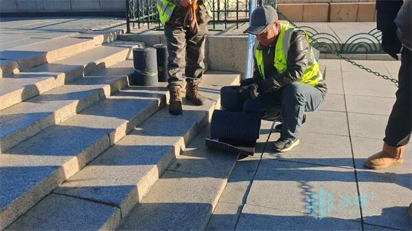 防滑地毯、保暖扶手套……哈尔滨中央大街暖心升级获游客点赞