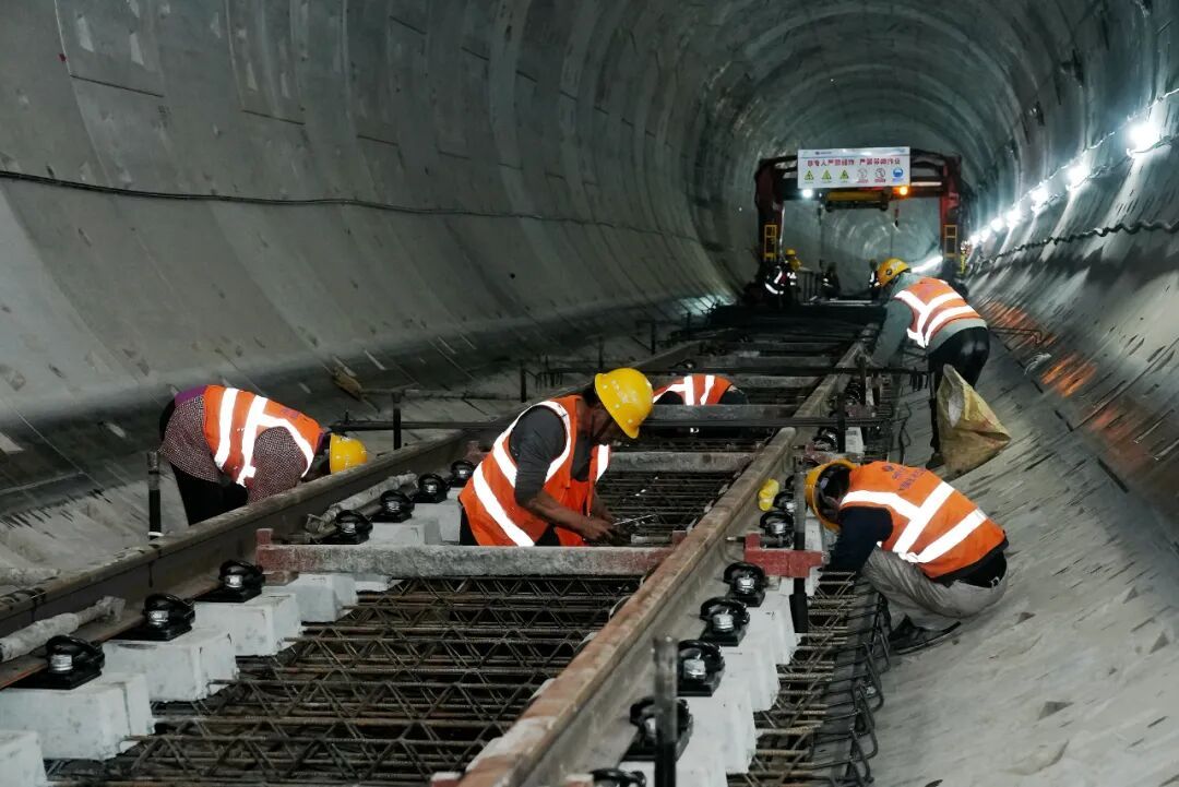 成都市域（郊）铁路成眉线首个区间铺轨完成 建设转入新阶段