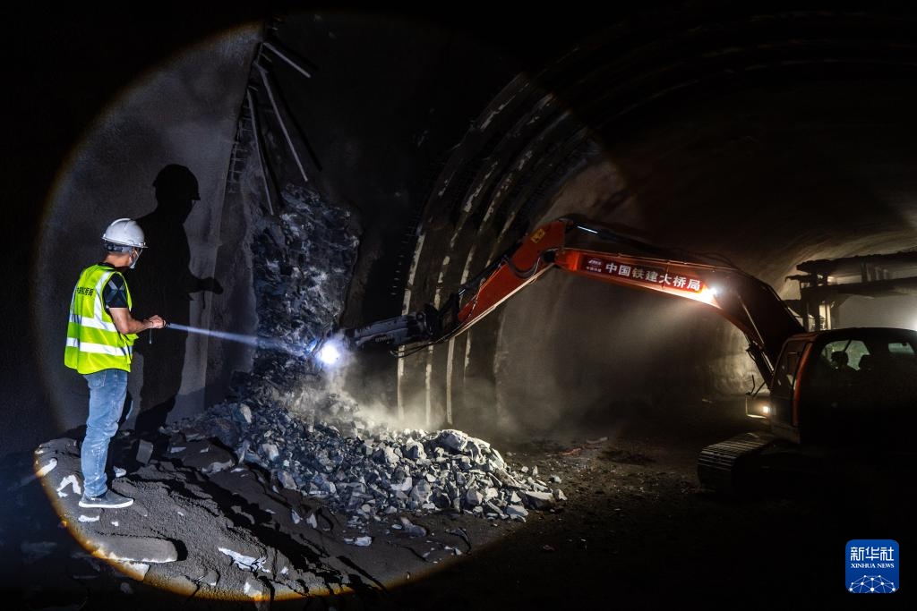渝昆高铁最长隧道贯通