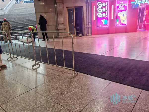 防滑地毯、保暖扶手套……哈尔滨中央大街暖心升级获游客点赞