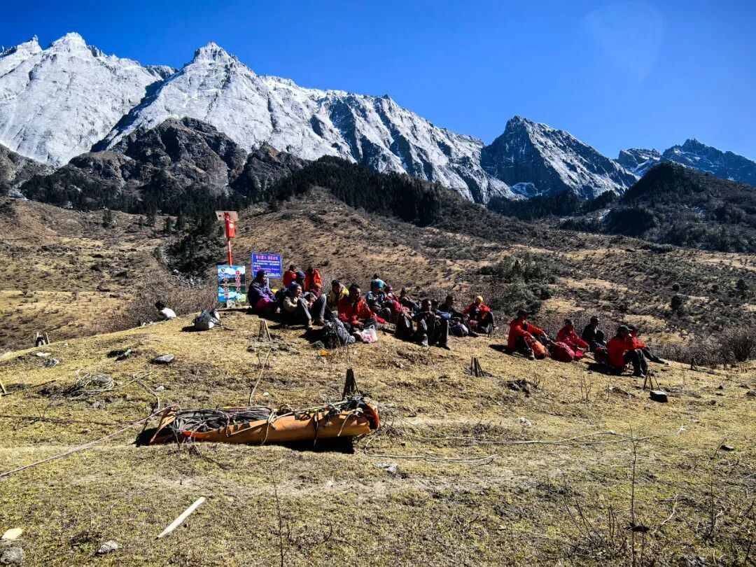 已确认遇难！他的遗体被转运下山