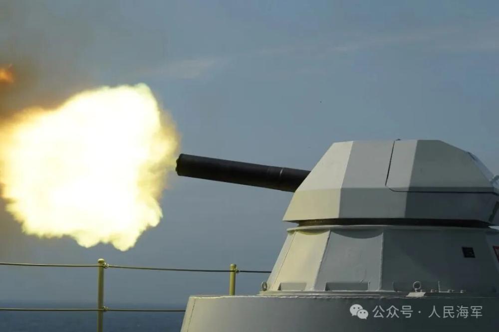 海军龙虎山舰开展实战化综合演练