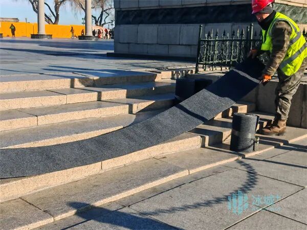 防滑地毯、保暖扶手套……哈尔滨中央大街暖心升级获游客点赞