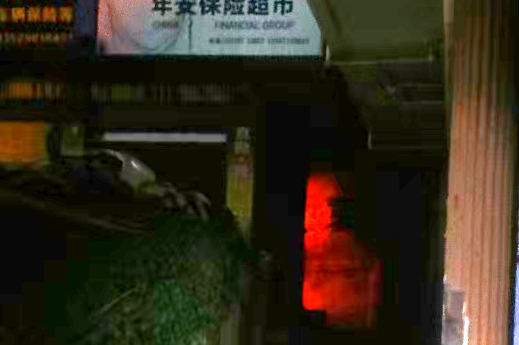 深夜大火，夫妻正熟睡中...没想到这扇门救了他们一命