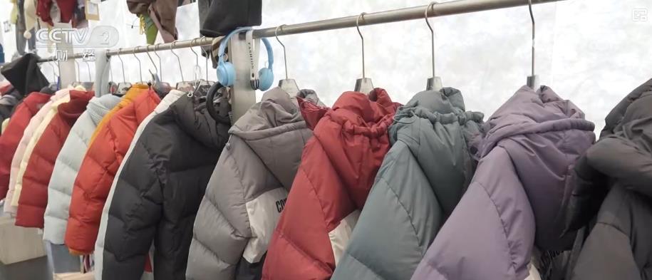 童装市场产销两旺：羽绒服、“年服”销售飙升 工厂订单已排到年底