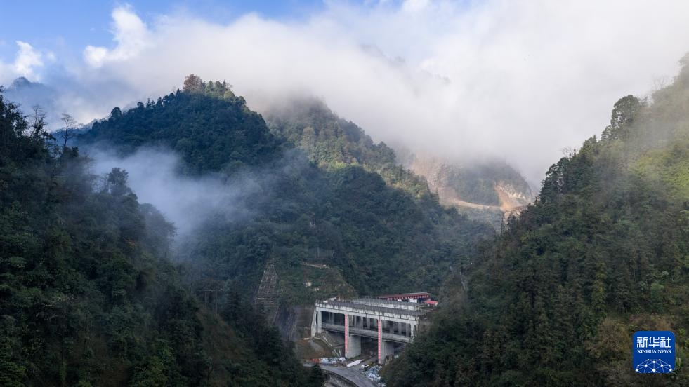 渝昆高铁最长隧道贯通