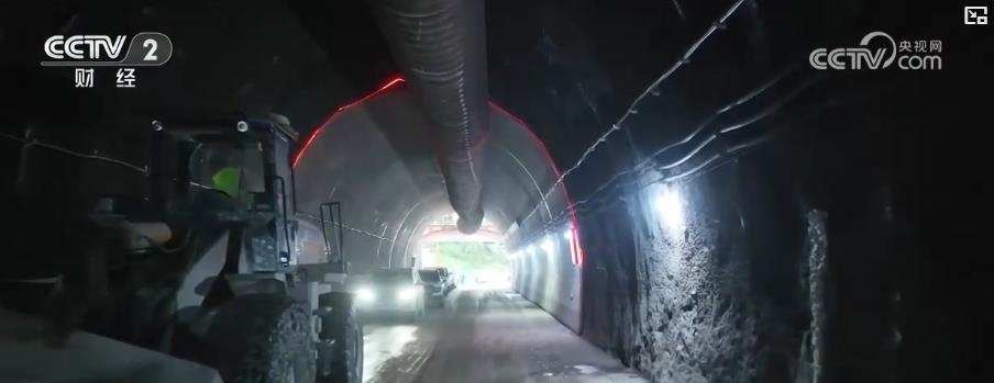 我国时速350公里高铁最长隧道贯通 渝昆行车时间将压至2.5小时 我国时速350公里高铁最长隧道贯通 渝昆行车时间将压至2.5小时