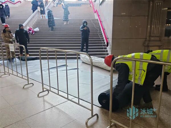 防滑地毯、保暖扶手套……哈尔滨中央大街暖心升级获游客点赞