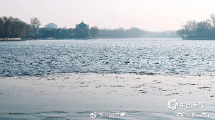 什刹海进入冰水两重天想滑冰还需耐心等待！