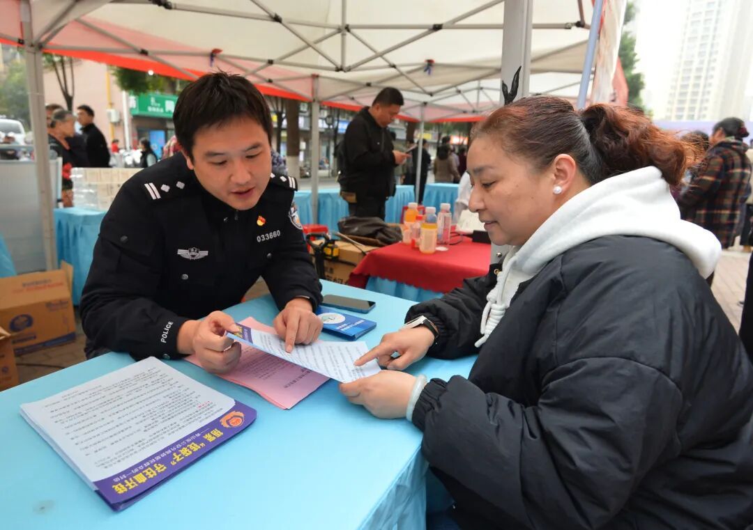 双十二”网购需警惕! 民警拆解假客服诈骗套路 双十二”网购需警惕! 民警拆解假客服诈骗套路