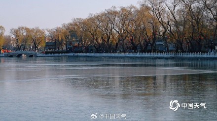 北京什刹海半冰半水 户外滑冰尚需等待