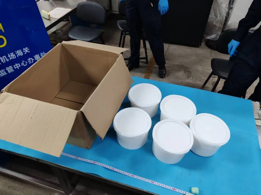 “蟑螂凝胶诱饵”中查获9978克K粉，网友：蟑螂最冤的一次