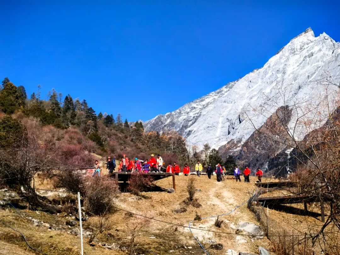 男子封山期间违规进入哈巴雪山,在海拔5050米处滑坠失联 男子封山期间违规进入哈巴雪山,在海拔5050米处滑坠失联