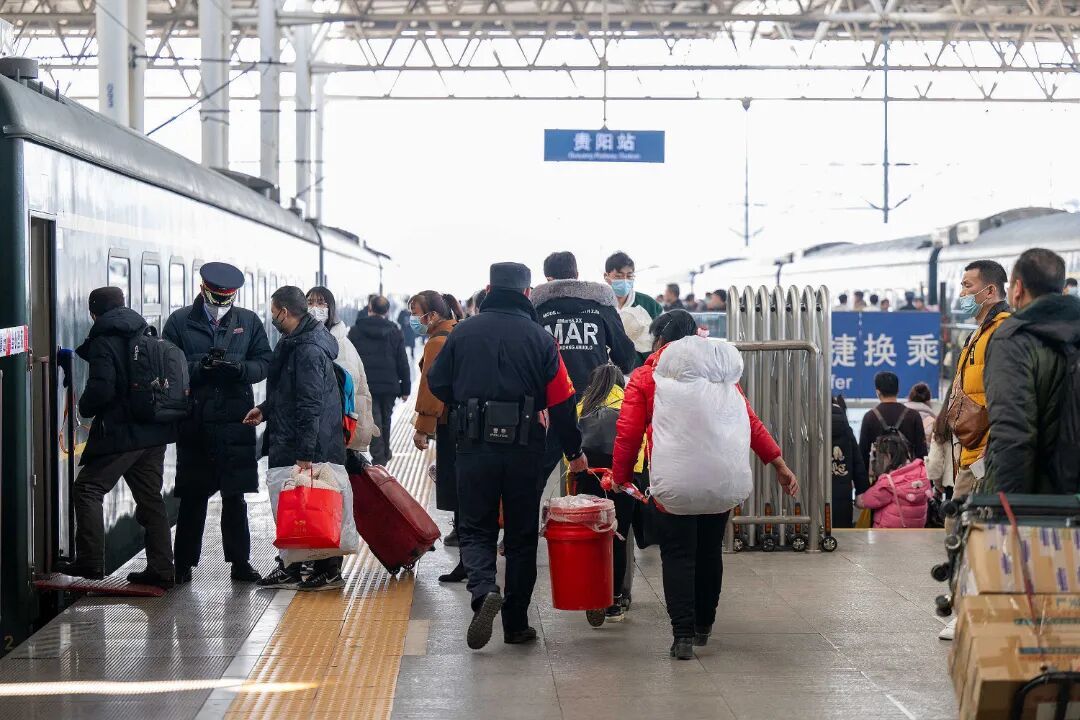 “先紧老人和孩子！”火遍全网的“喊话乘警”是他