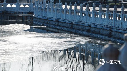 北京什刹海半冰半水 户外滑冰尚需等待