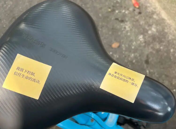 “用黄色温暖隔绝黄色污染”，上海两个年轻人自制诗句贴纸，不少人纷纷效仿