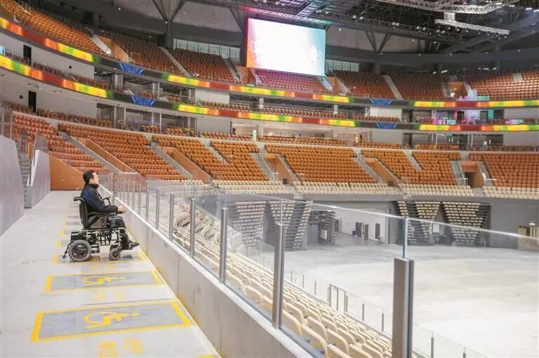 太暖心！深圳司机蹲车厢反复检查，专人搀扶入座，因为这件事……