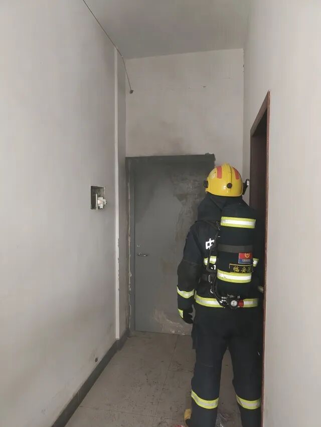 差一点走不出火场！记者亲历“真烟真火”逃生实验，避开“雷区”，这些经验真的能保命