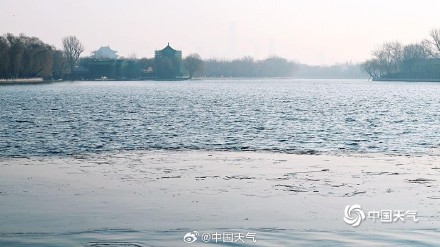北京什刹海半冰半水 户外滑冰尚需等待