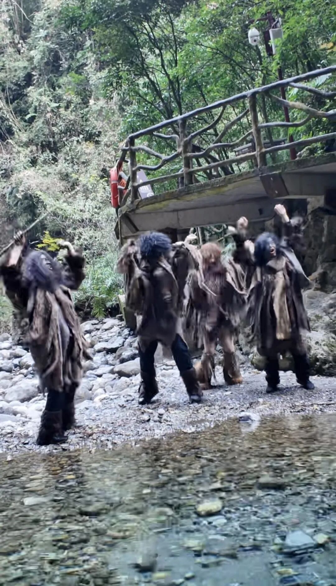 急招“野人”，带薪“发疯”，日薪200元，朝九晚五！景区回应：是真的