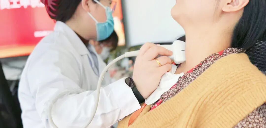 歌手冯提莫甲状腺癌复发！医生：脖子出现这几个变化，是甲状腺在“报警”