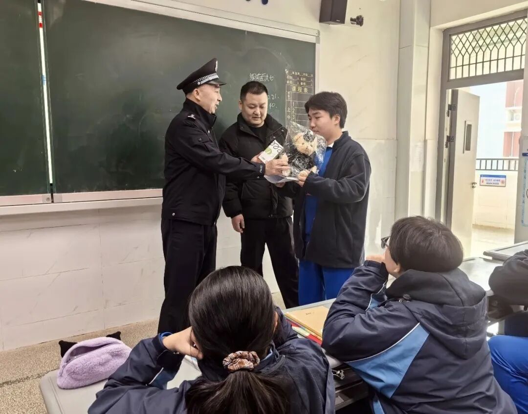 中雅培粹双语中学的罗同学，警察叔叔找你！
