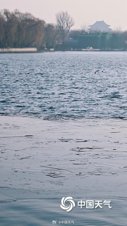 北京什刹海半冰半水 户外滑冰尚需等待