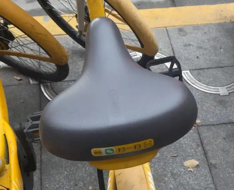 “用黄色温暖隔绝黄色污染”，上海两个年轻人自制诗句贴纸，不少人纷纷效仿