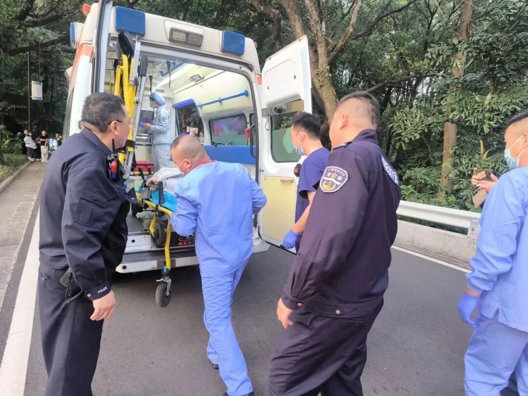 事发广州白云山，一男子突然晕厥倒地，多位街坊及时救援
