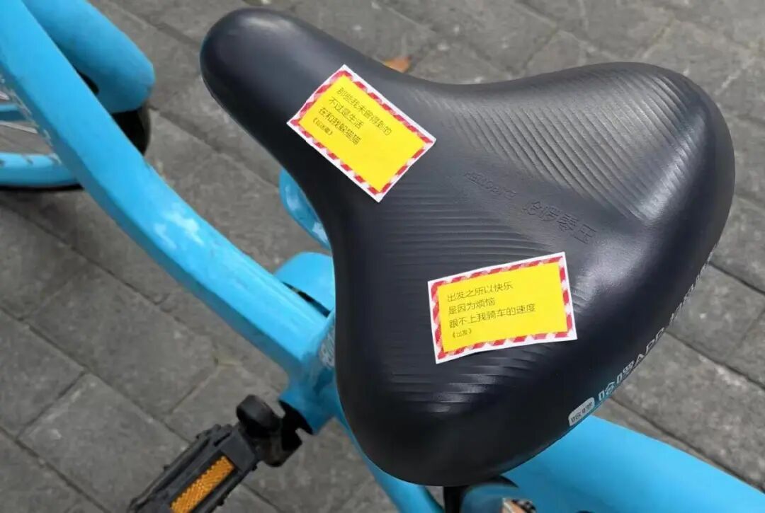 “用黄色温暖隔绝黄色污染”，上海两个年轻人自制诗句贴纸，不少人纷纷效仿