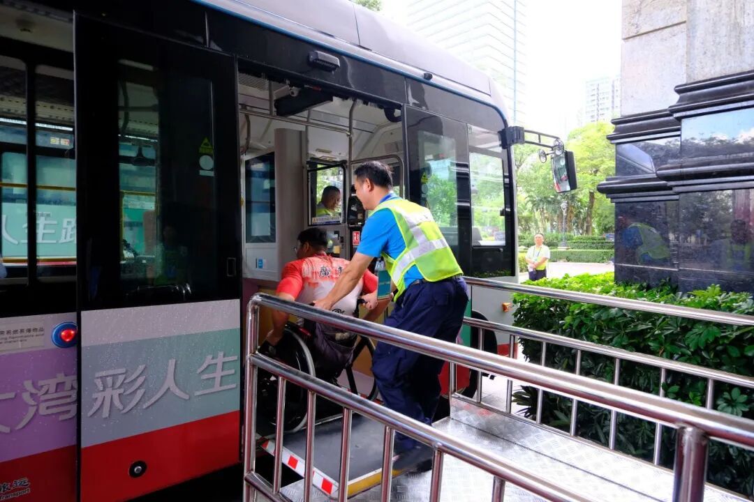 太暖心！深圳司机蹲车厢反复检查，专人搀扶入座，因为这件事……