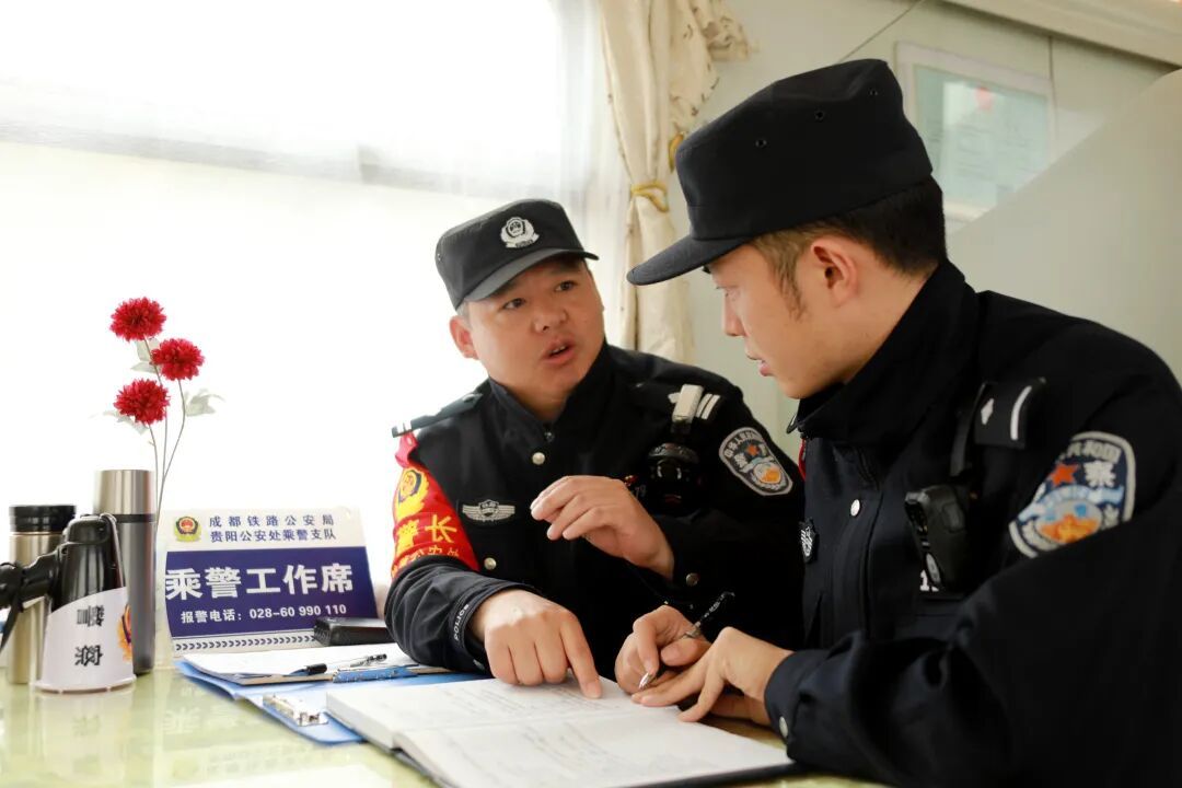 “先紧老人和孩子！”火遍全网的“喊话乘警”是他