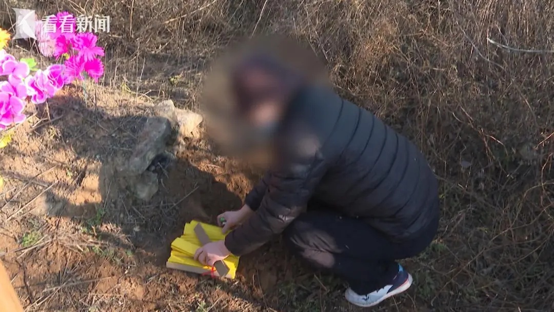 年轻妈妈产后抑郁自缢身亡，丈夫“先斩后奏”带走骨灰，娘家人苦寻四年……