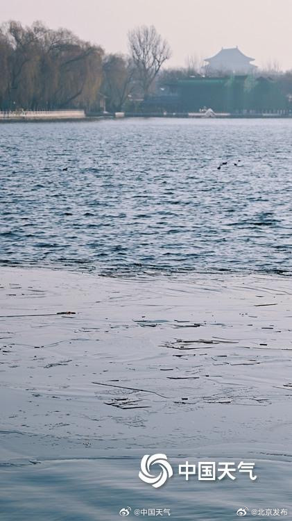 什刹海进入冰水两重天想滑冰还需耐心等待！