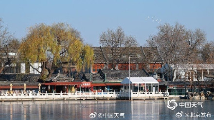 什刹海进入冰水两重天想滑冰还需耐心等待！
