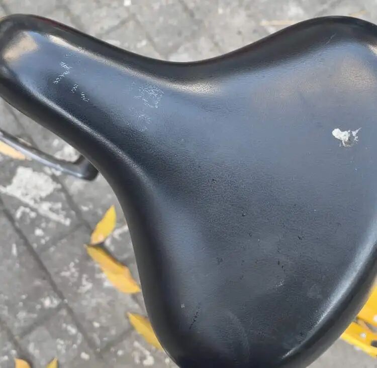 “用黄色温暖隔绝黄色污染”，上海两个年轻人自制诗句贴纸，不少人纷纷效仿