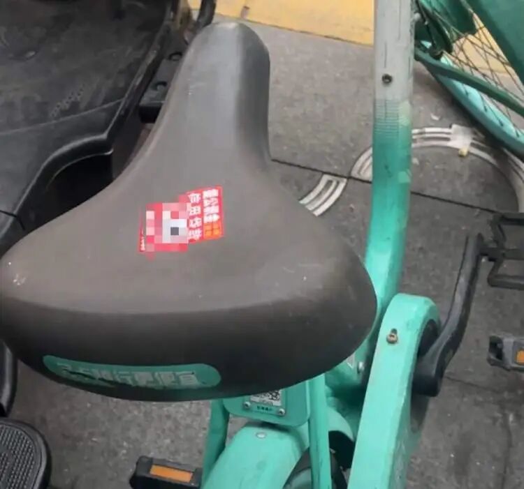 “用黄色温暖隔绝黄色污染”，上海两个年轻人自制诗句贴纸，不少人纷纷效仿