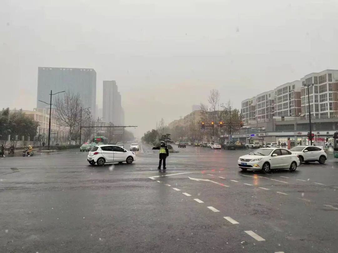 即将降雪！河南大范围雨雪天气即将开启，除雪保通准备就绪，雨雪天出行攻略请查收→