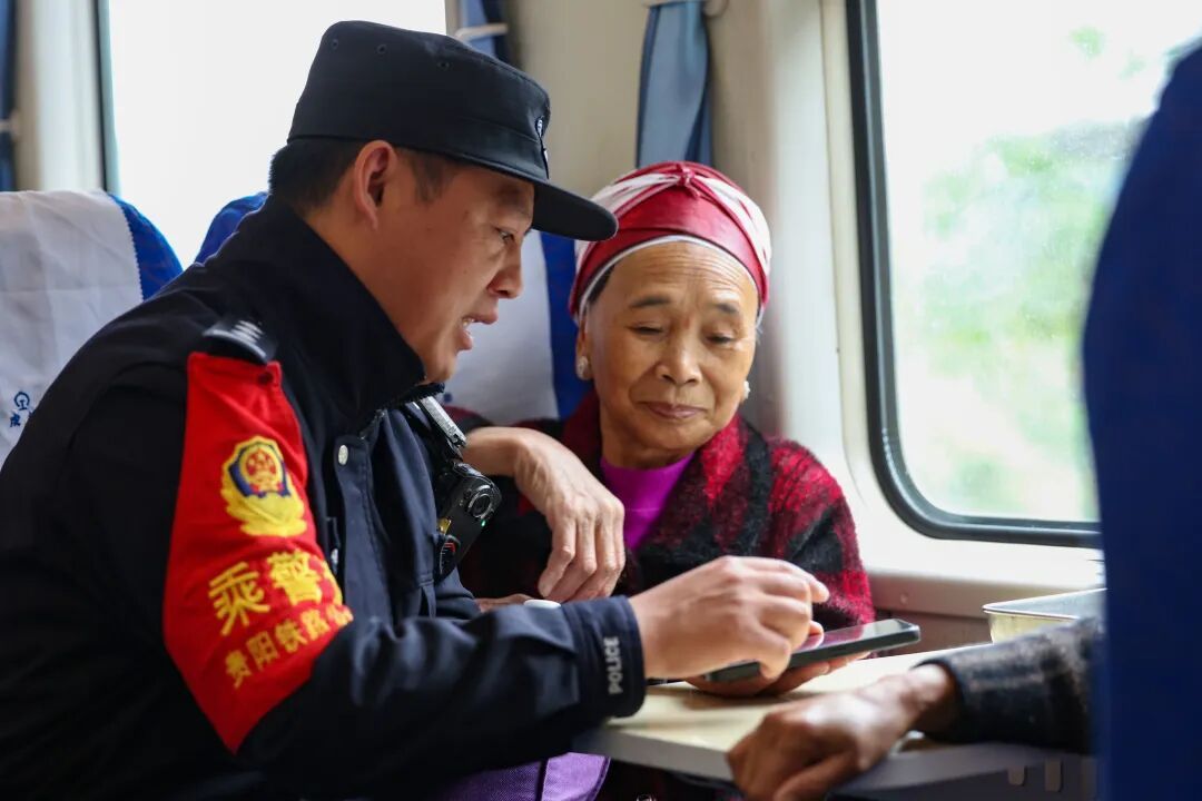 “先紧老人和孩子！”火遍全网的“喊话乘警”是他