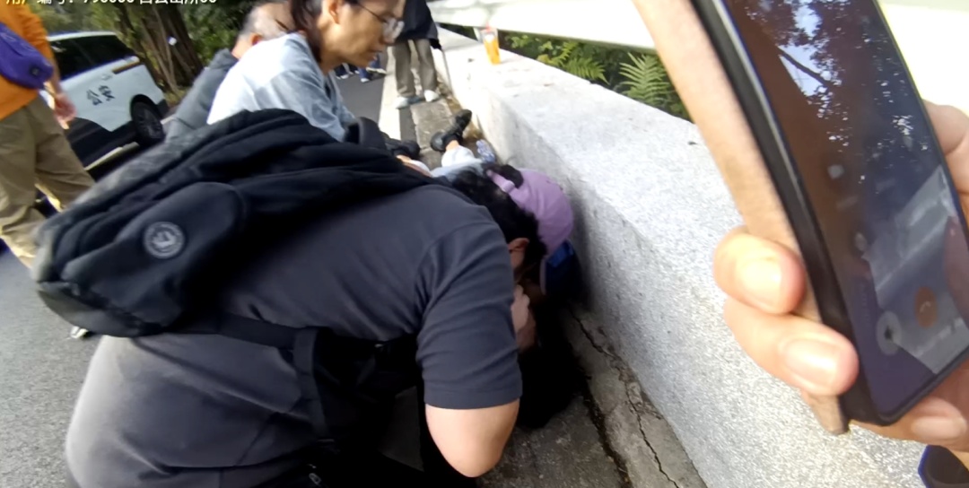 事发广州白云山，一男子突然晕厥倒地，多位街坊及时救援