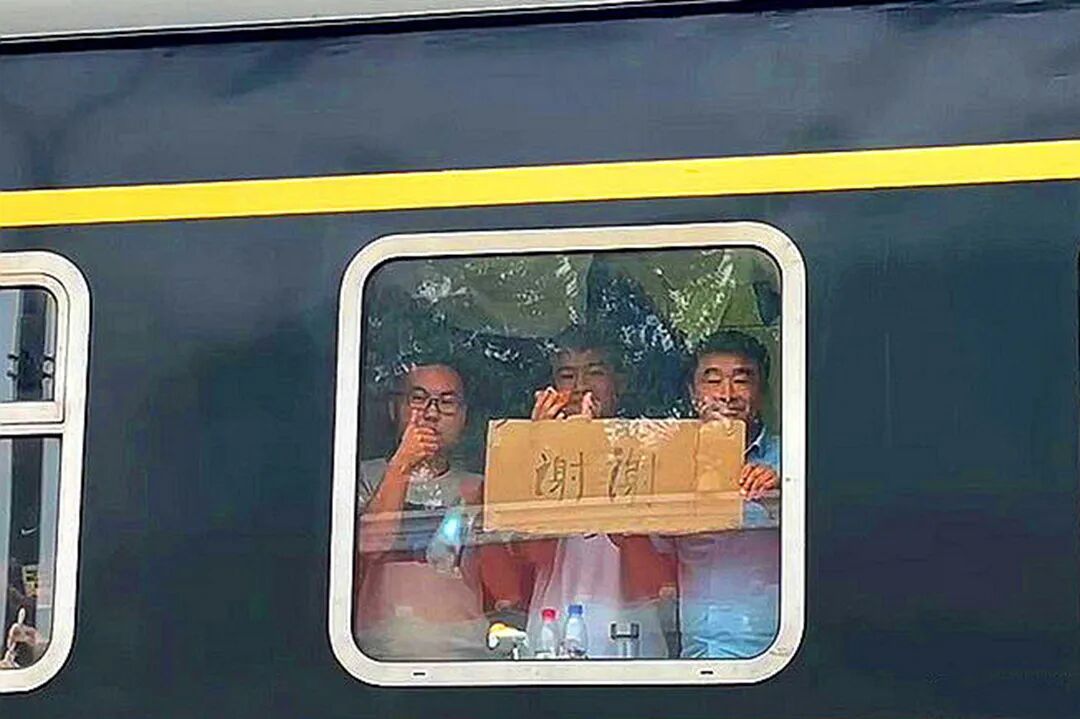 “先紧老人和孩子！”火遍全网的“喊话乘警”是他