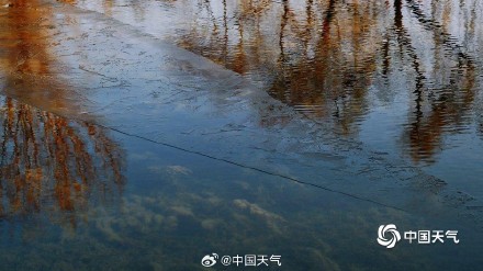 北京什刹海半冰半水 户外滑冰尚需等待