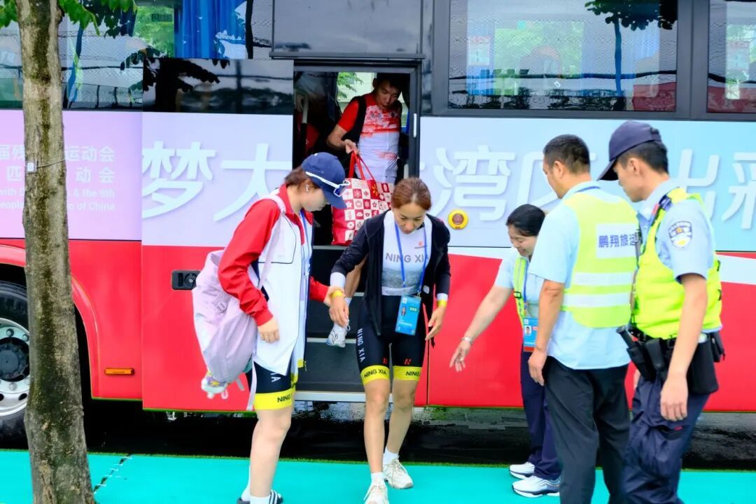 太暖心！深圳司机蹲车厢反复检查，专人搀扶入座，因为这件事……