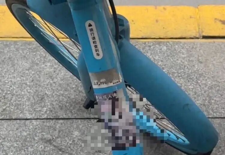 “用黄色温暖隔绝黄色污染”，上海两个年轻人自制诗句贴纸，不少人纷纷效仿