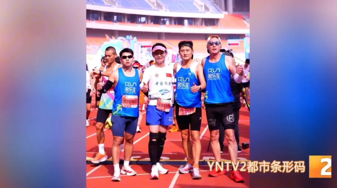 跑着马拉松忽然倒地！云南跑友出手了……