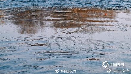 什刹海进入冰水两重天想滑冰还需耐心等待！